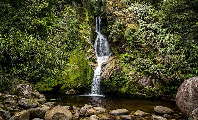 Il suffit de se garer puis de marcher quelques minutes pour rejoindre la cascade en forêt.
