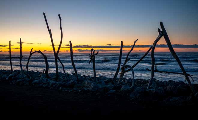 Composé de branches ramassés sur la plage, le Driftwood Sign est né lors d'un concours.