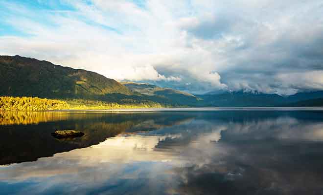 Les eaux du lac sont plus calmes en soirée et vous pourrez admirer le paysage qui se reflète à la surface.