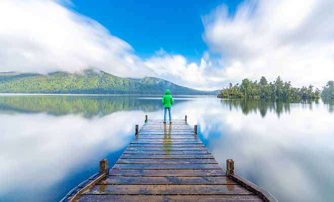 Le reflet du paysage sur la surface du lac est extraordinaire.