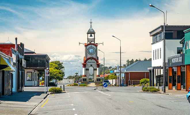 Il ne faut pas beaucoup de temps pour visiter le village, car la plupart des commerces sont regroupés autour de la place avec l'horloge.