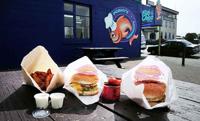 Porky's est surtout spécialisé dans les Fish'n chips, même si vous pourrez y déguster aussi des hamburgers.