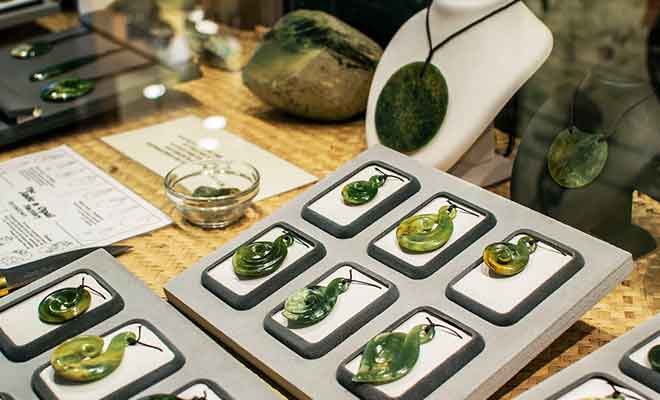 On trouve des bijoux en jade pour toutes les bourses.