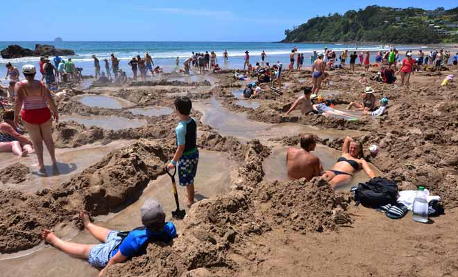 Durant la haute saison, la plage de Hot Water Beach est fréquentée par les vacanciers d'Auckland et il n'est pas toujours possible de trouver de la place.