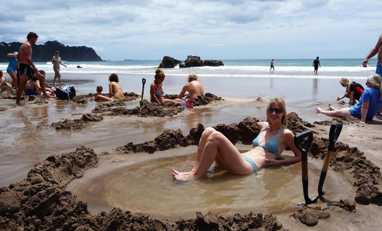 L'eau de la source jaillit à 66 °C ! Il faudra souvent la diluer avec de l'eau de mer avant d'y mettre un pied. Louez une pelle et un seau sur place.