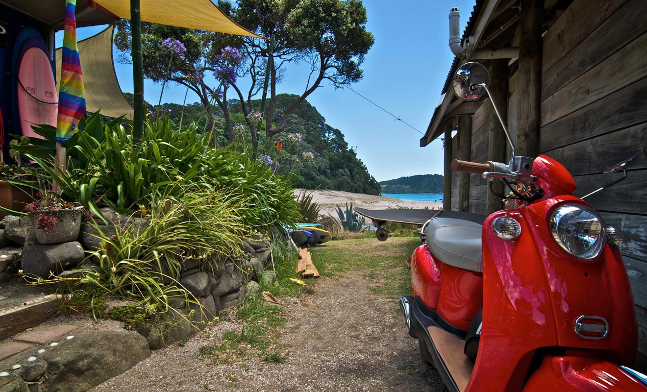 La boutique loue des planches et permet de s'inscrire à des initiations au surf.