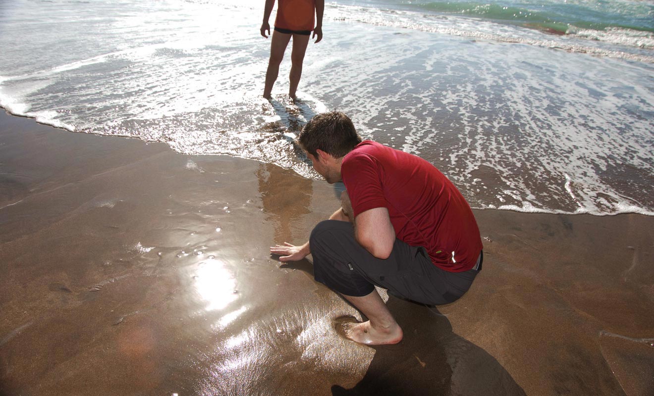 Une manière de s'assurer que la source est sous nos pieds consiste à toucher le sable avec sa main. Si vous sentez de la chaleur, alors vous pouvez sortir votre pelle.