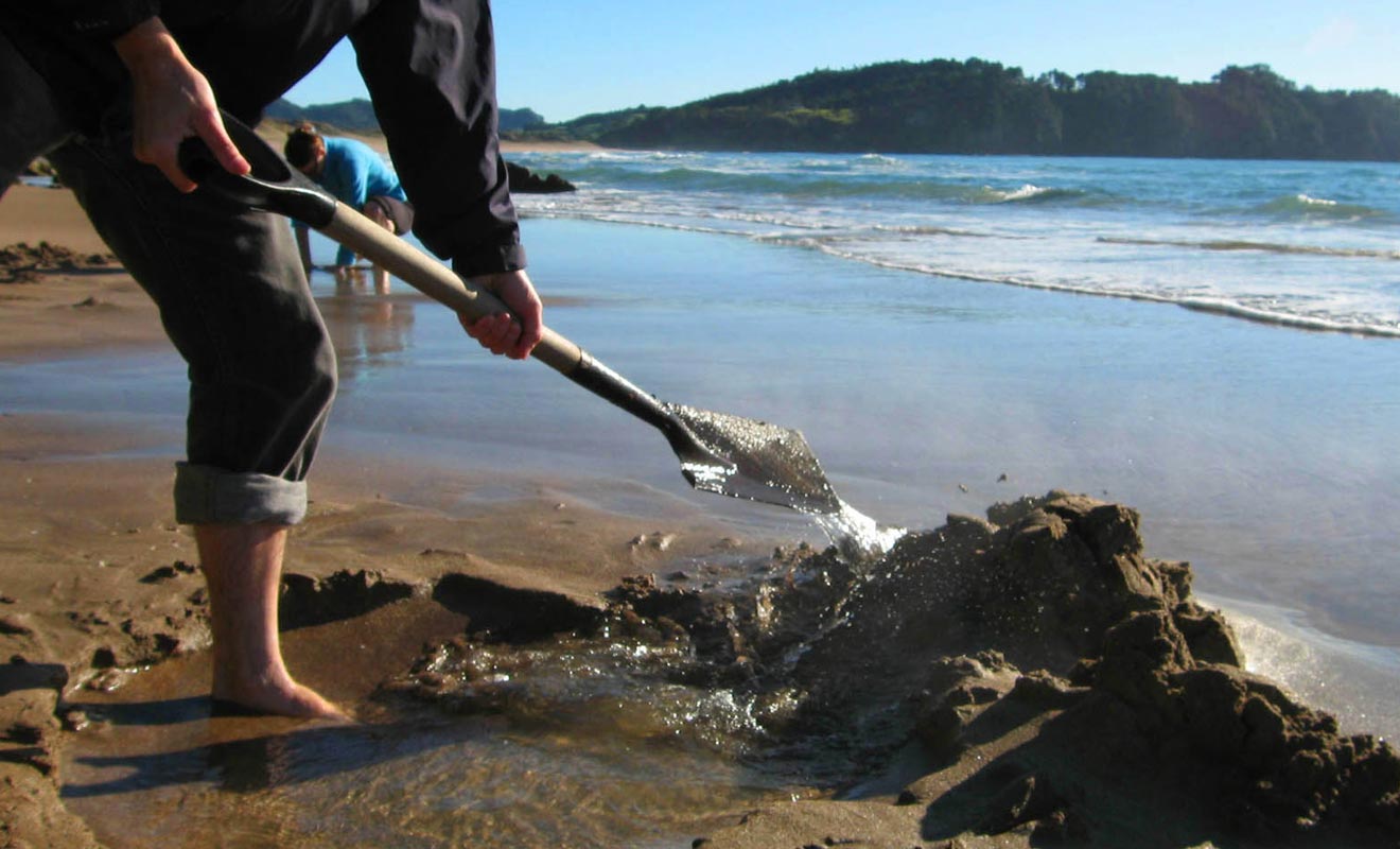 On peut creuser son spa avec les mains, mais cela prend du temps et l'eau brulante rend l'expérience assez pénible. L'idéal est d'emprunter ou de louer une pelle sur place.