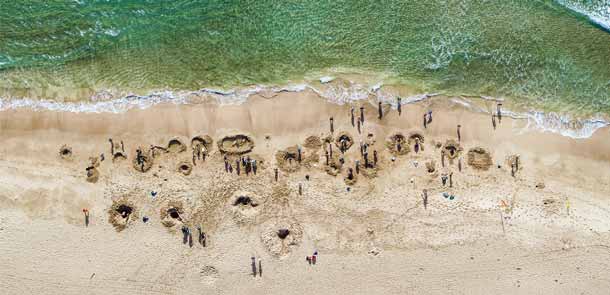 La source thermale d'eau chaude qui s'écoule sous la plage ne demande qu'à jaillir à la surface. Il suffit de lui donner un petit coup de pouce pour en profiter.