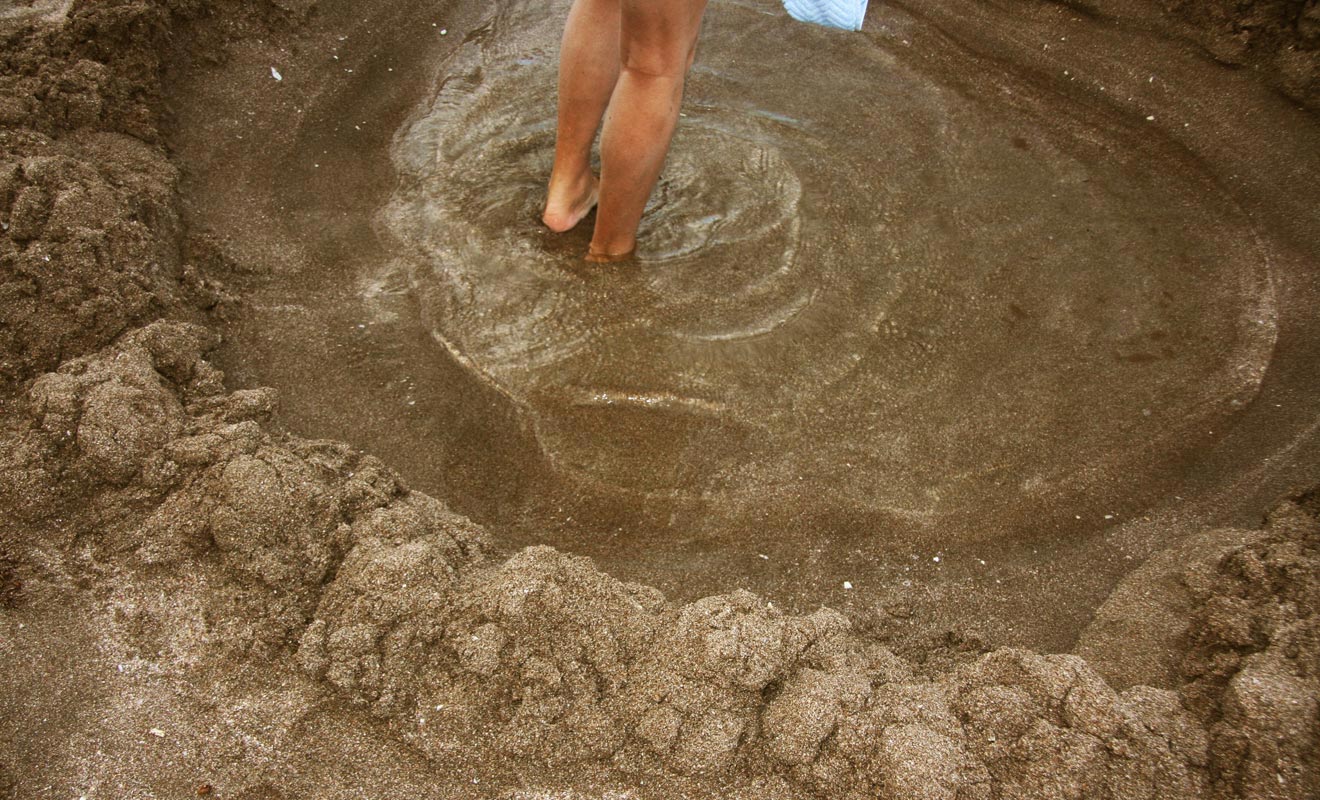 Lorsque l'on creuse dans le sable, l'eau de source va jaillir et créer une sorte de spa naturel où vous pourrez vous relaxer.