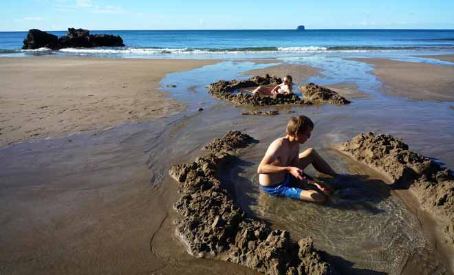 Si la baignade est recommandée en été, il reste possible de se baigner en toute saison grâce aux sources thermales chaudes. C'est le cas notamment à Hot Water Beach ou il suffit de creuser dans le sable pour faire jaillir une eau à 65 ° C !