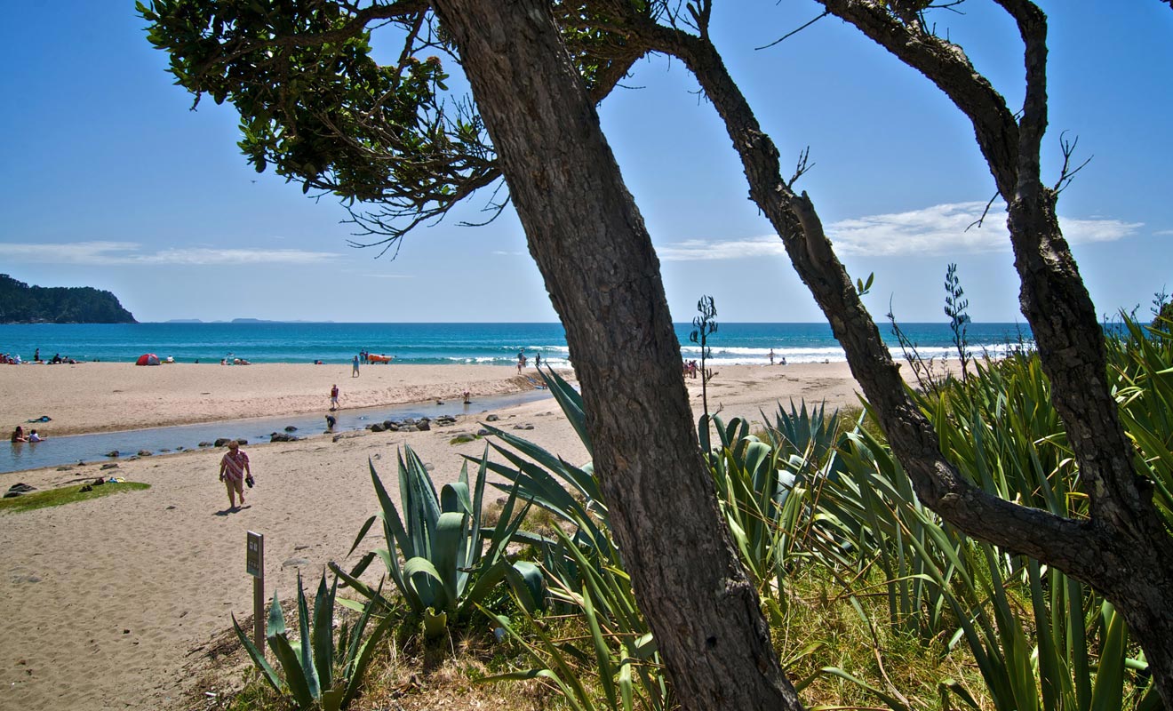 Hot Water Beach est une plage assez classique de prime abord, mais elle recèle un secret qui fait tout son charme. Une source thermale chaude circule sous le sable et attend un coup de pelle pour jaillir à la surface.