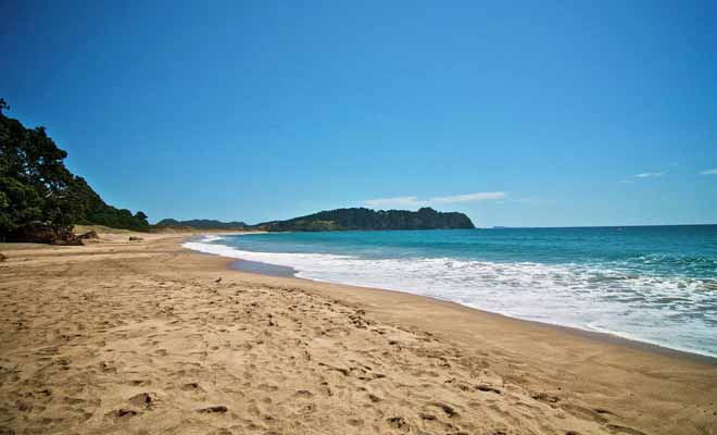 Hors-saison, la plage est souvent déserte. Seuls quelques voyageurs s'arrêtent pour chercher la source.