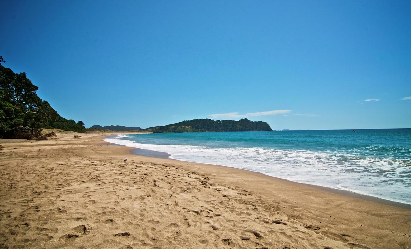 Hors-saison, la plage est souvent déserte. Seuls quelques voyageurs s'arrêtent pour chercher la source.