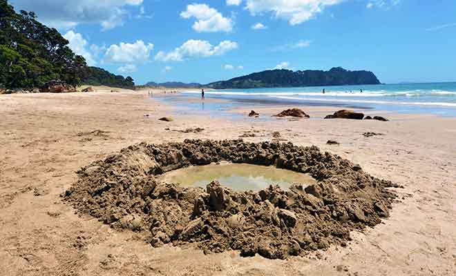 Vous pourrez creuser des spas naturels dans le sable de la plage d'Hot Water Beach.