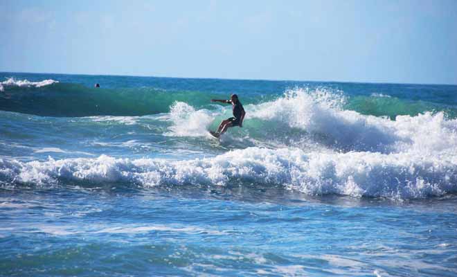 Hot Water Beach attire les surfeurs. Ne restez pas à les regarder avec envie et inscrivez-vous pour prendre une leçon.