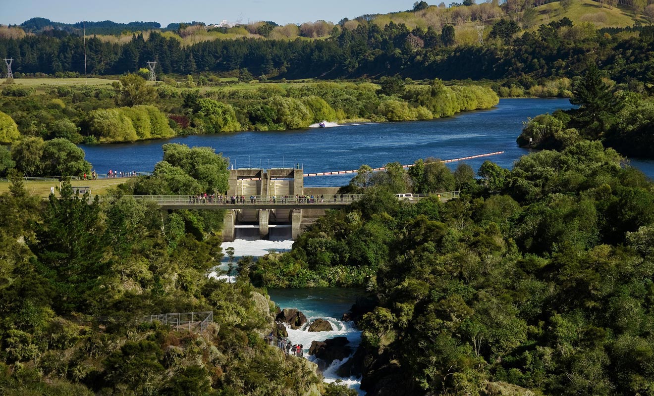 La sirène qui retentit indique que le barrage va s'ouvrir dans quelques minutes. Il faut absolument éviter de se trouver coincé dans le lit de la rivière à ce moment.
