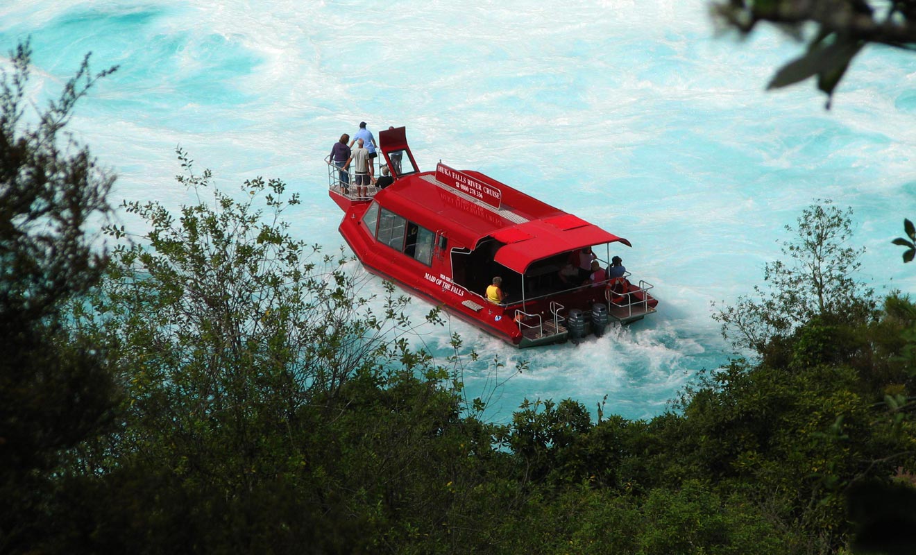 L'alternative au Huka falls jet consiste à emprunter le « Maid of the Falls ». Le bateau s'approche des chutes et on vous servira le thé ou la café à bord.