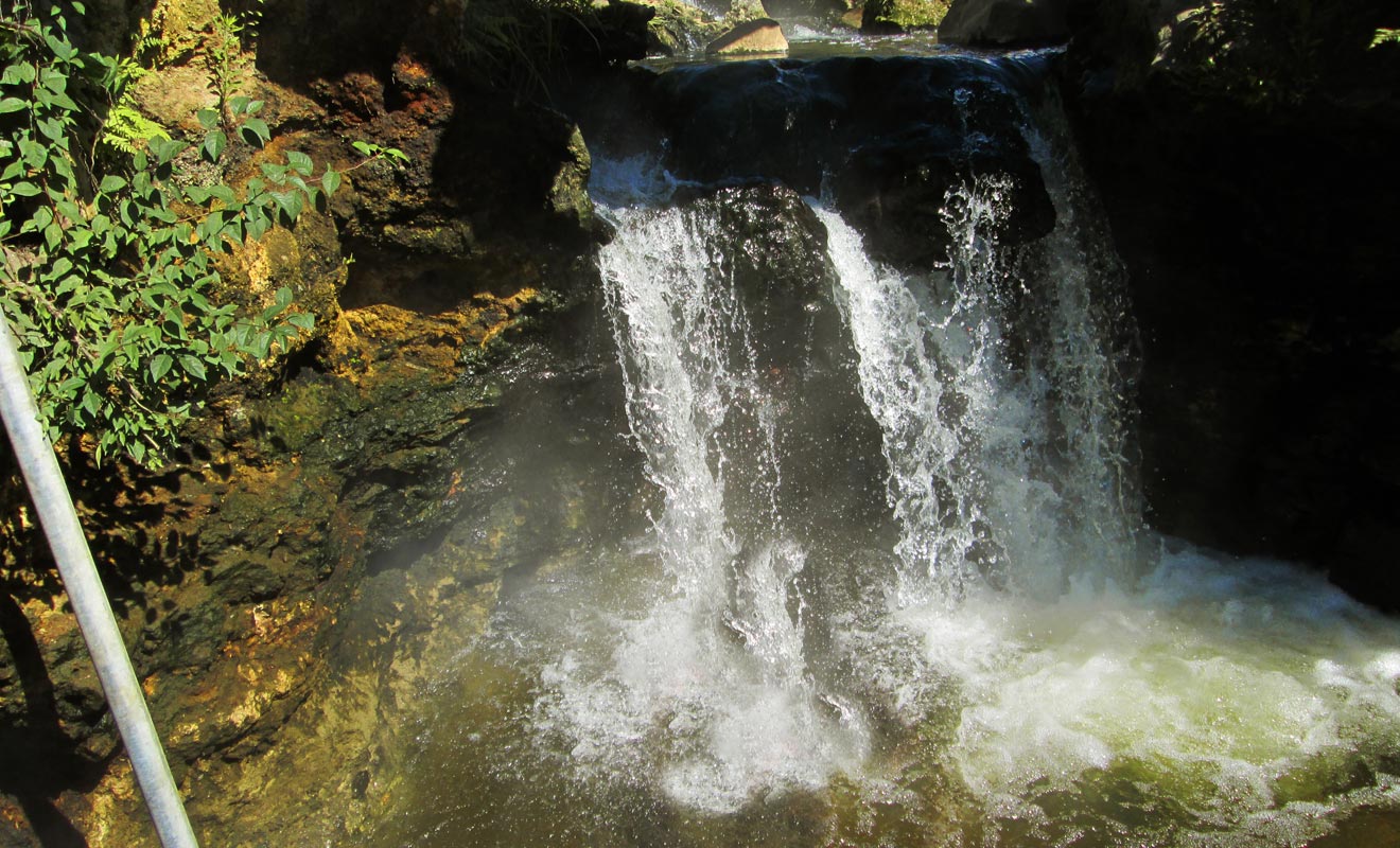 La plupart des gens trouvent la chute d'eau trop chaude. Il vaut mieux profiter du bassin, mais vous pouvez tenter l'expérience.