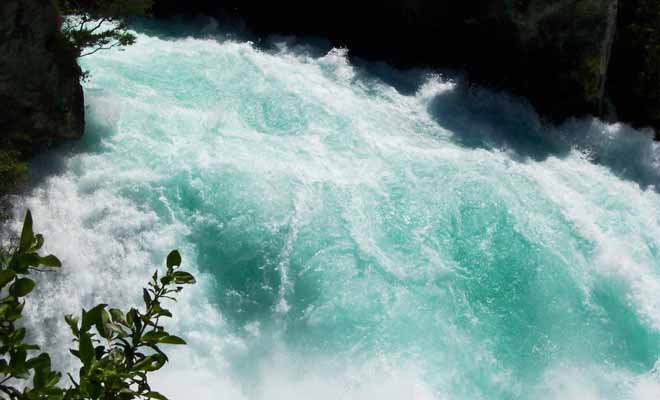 C'est la forte concentration de bulles d'oxygène qui explique la teinte turquoise des Huka Falls.