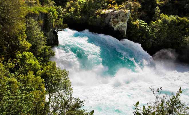 Les Huka Falls sont le résultat d'un goulot d'étranglement sur le fleuve Waikato. La chute ne tombe que de quelques mètres, mais son débit est incroyablement puissant.