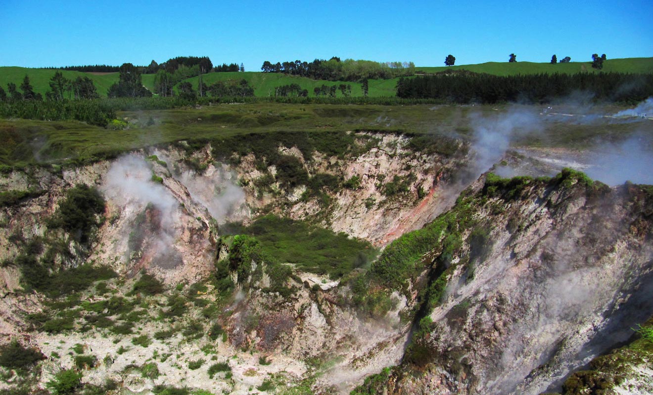 Les cratères de la lune se visitent (entrée payante) à proximité des Huka Falls. Vous pourrez y observer des mares de boues en ébullition le long d'un circuit aménagé.