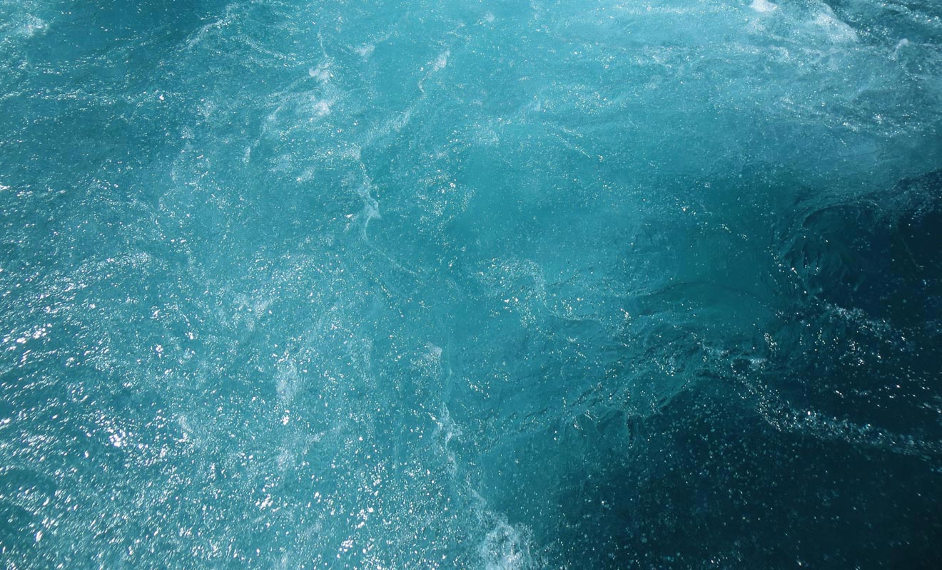 Le courant est bien trop fort pour se baigner aux Huka Falls. Certains explorateurs ont perdu la vie en essayant de franchir la chute. Seuls quelques sportifs très entraînés y parviennent en kayak.