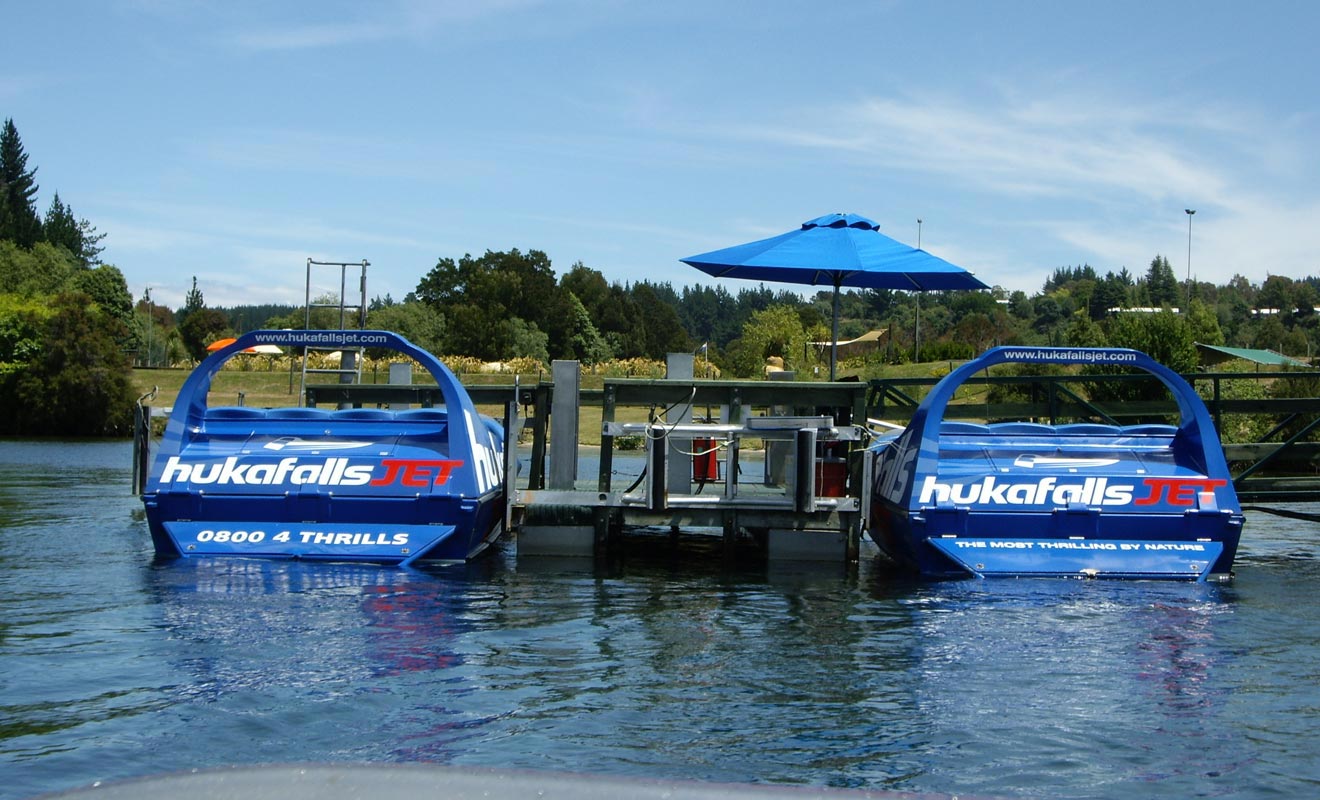 Pour embarquer à bord du Huka Falls Jet, il faut se rendre en aval du fleuve Waikato.