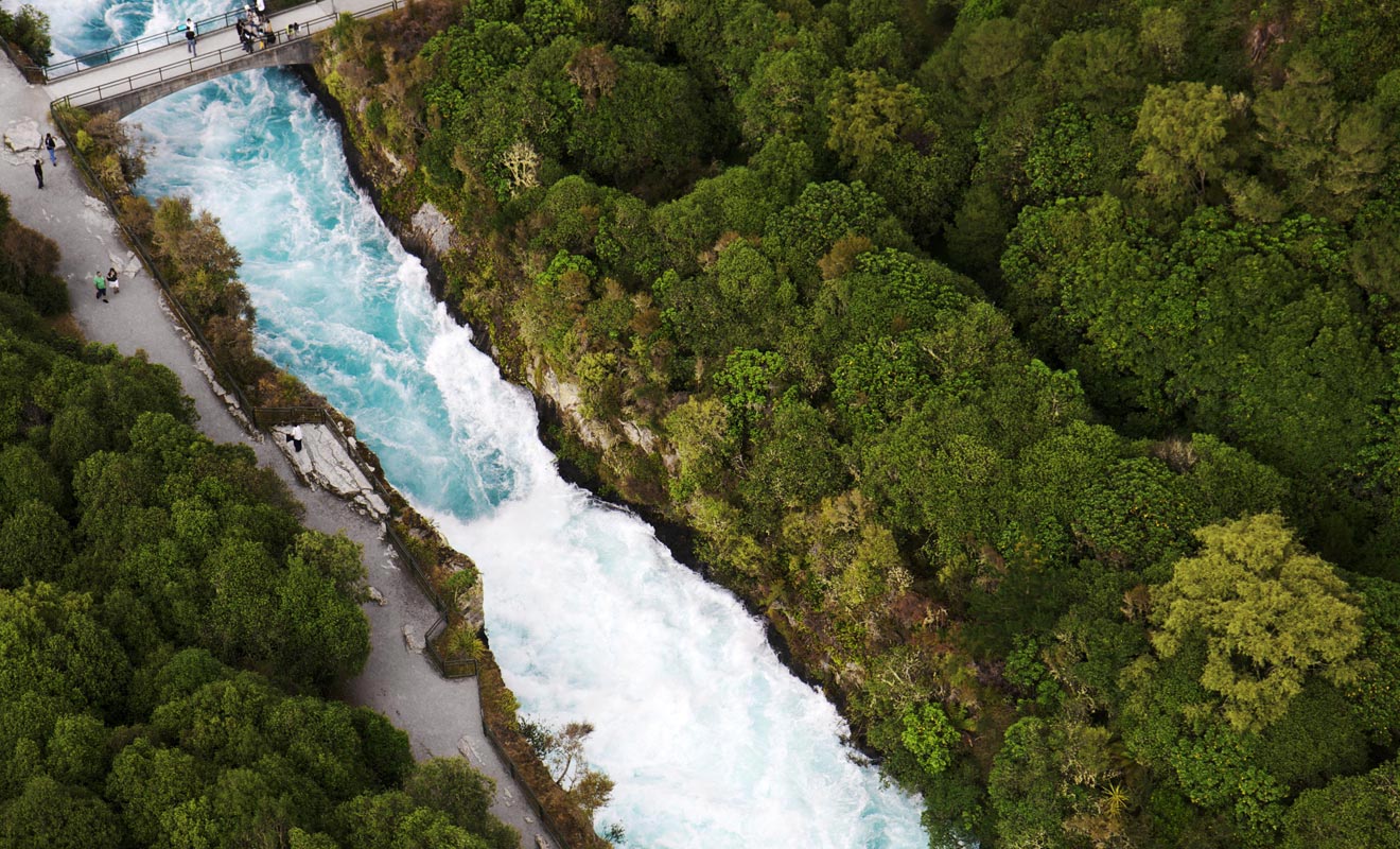 La formation de la chute est liée à la présence d'un goulot d'étranglement qui accélère le débit du fleuve.