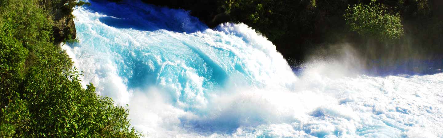 La chute de Huka Falls est très puissante.