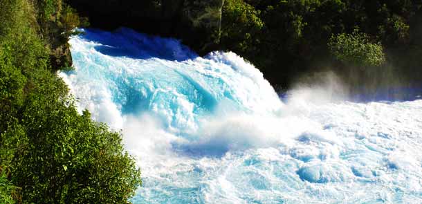 On estime que les Huka Falls pourraient remplir deux piscines olympiques à la seconde !