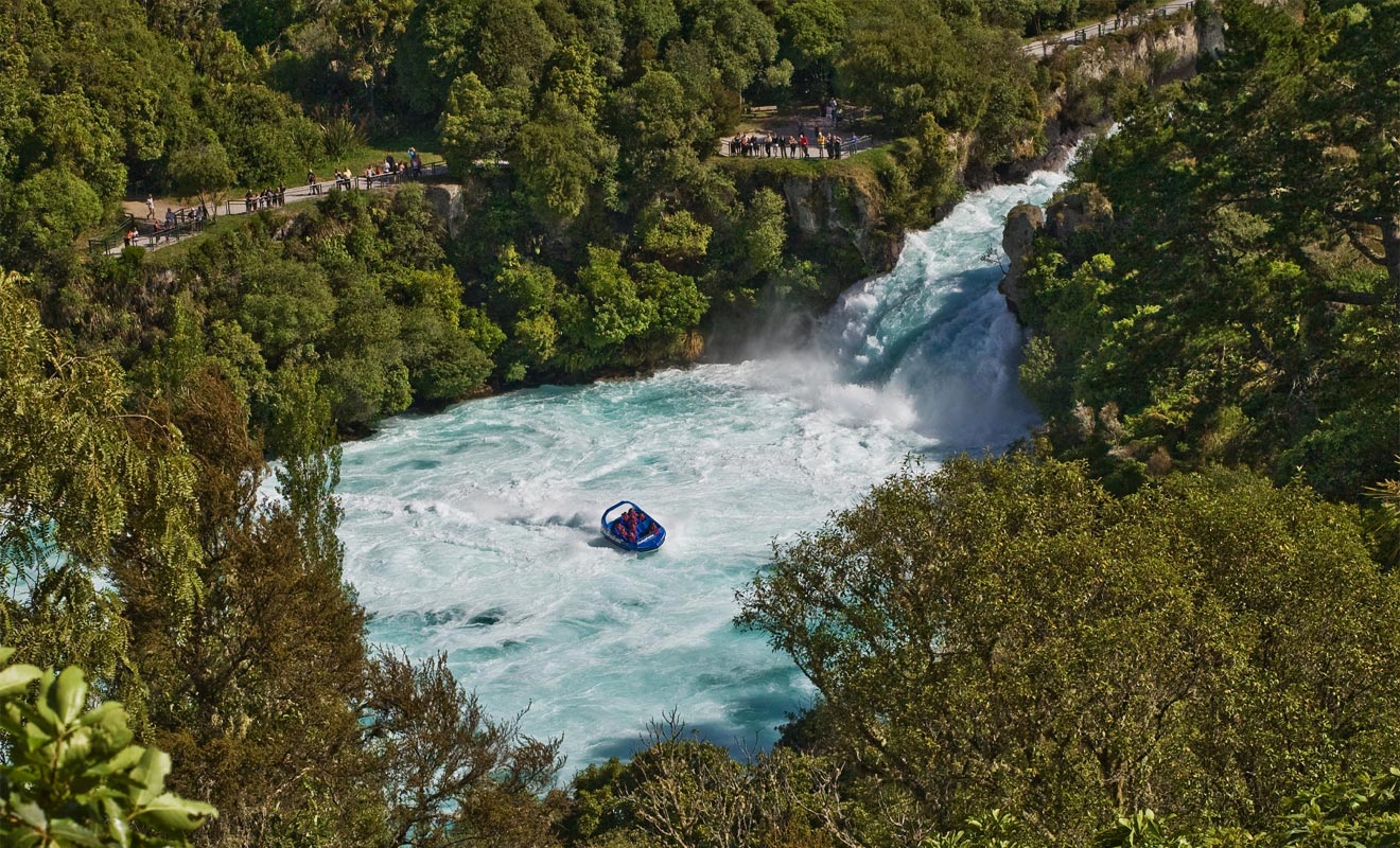 Le Huka Falls Jet porte bien son nom et peut atteindre des pointes à 80 km/h. Autant dire qu'il a l'énergie requise pour braver le courant.