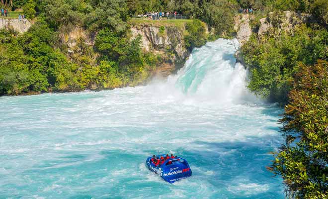 Il faut un jet boat particulièrement puissant pour approcher des Huka Falls sans être emporté par le courant. La compagnie Huka Falls Jet vous permet de vivre cette expérience.
