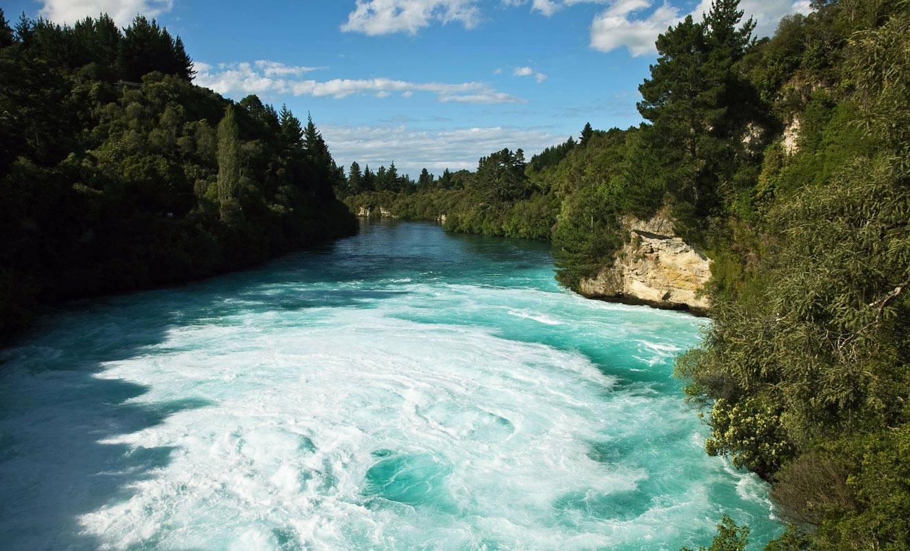 Le fleuve s'élargit après la chute et le courant baisse progressivement.