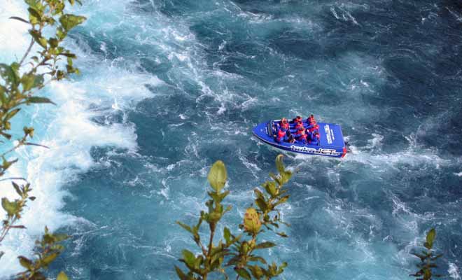 Si vous remontez le fleuve à bord du Huka Jet, vous pourrez approcher à quelques mètres seulement de la chute dont le débit serait capable de remplir une piscine olympique en un rien de temps!