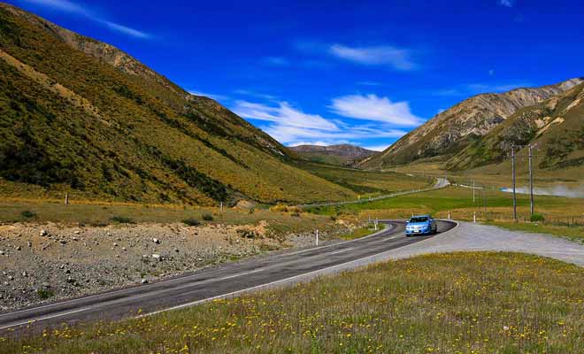 Pourquoi se priver de la conduite dans un pays magnifique ? Surtout lorsqu'il n'y a personne sur la route !