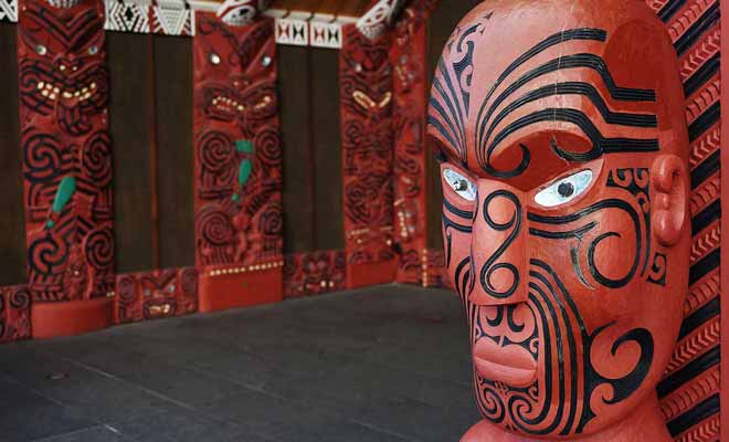 Aurore a vécu au sein de l'une des plus vieilles tribus maories de Nouvelle-Zélande près du mont Taranaki.