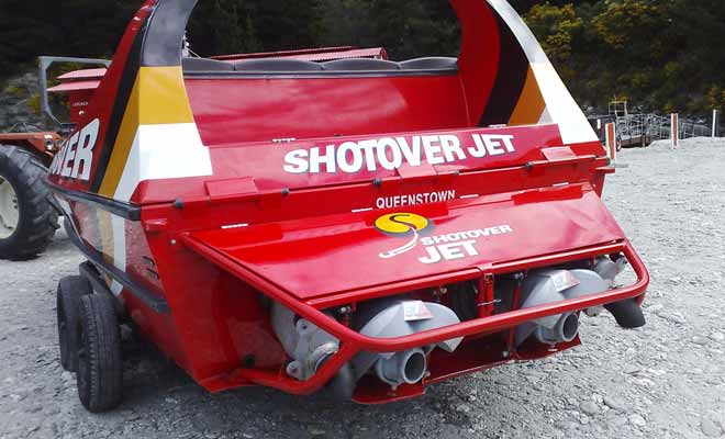 Les jetboats les plus rapides (notamment ceux de shotover jet) sont en réalité équipés de véritables moteurs V8 que l'on retrouve dans les Formules 1.