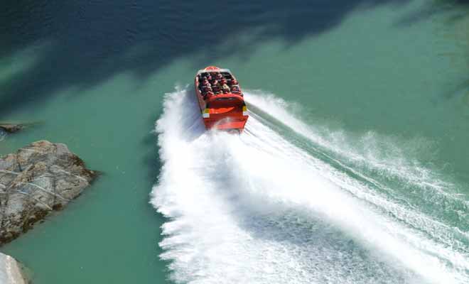 Même si l'Île du Nord possède quelques bonnes excursions en Jetboat (notamment aux Huka Falls), l'essentiel des meilleures activités de ce genre se trouvent réunies sur l'Île du Sud, à Queenstown, Wanaka ou encore Hanmer Springs.