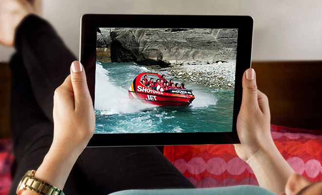Les vidéos souvenirs ou les photos d'une sortie en jetboat sont proposées en supplément par les organisateurs. À vous de juger si vous voulez investir vos économies dans ce type de souvenirs.