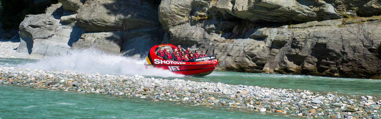 Embarquez à bord d'un jetboat pour explorer des canyons.