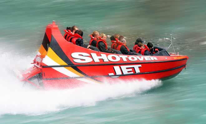Le jet boat s'est facilement imposé comme une activité incontournable en Nouvelle-Zélande. La beauté des itinéraires (des rivières turquoise...) et la présence de canyons expliquent en grande partie l'engouement des voyageurs.