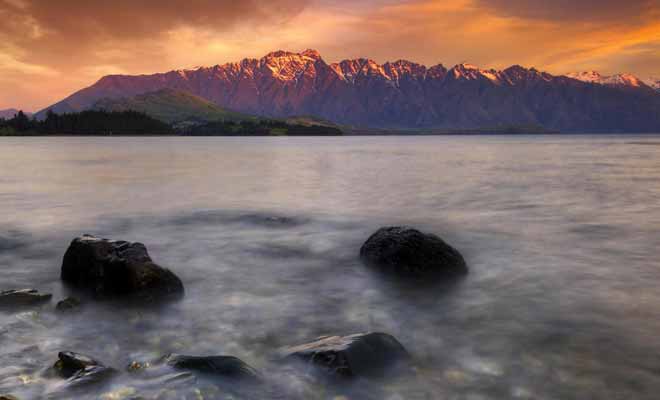 L'originalité de la péninsule de Kaikoura réside dans la proximité entre la mer et la montagne. Il est rare de pouvoir réunir ces deux paysages sur une même photographie. Avec la présence de baleines au large, on comprend pourquoi ce petit village accueille un million de visiteurs chaque année.