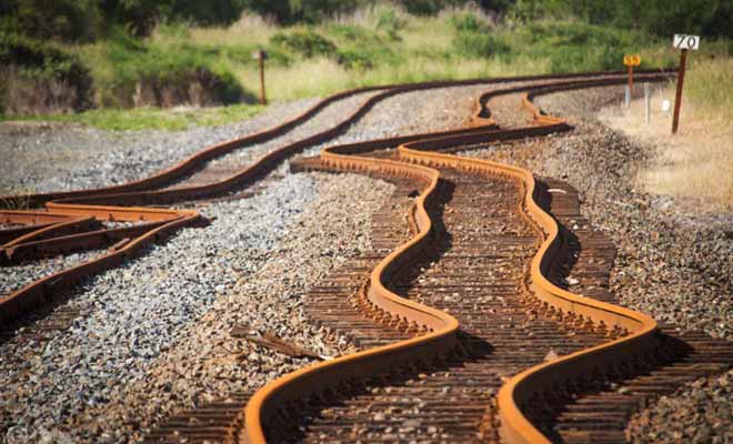 Si vous doutiez encore de la force d'un tremblement de terre, il suffit de regarder les rails déformés d'une voie ferrée pour se rendre compte de la puissance d'un séisme.