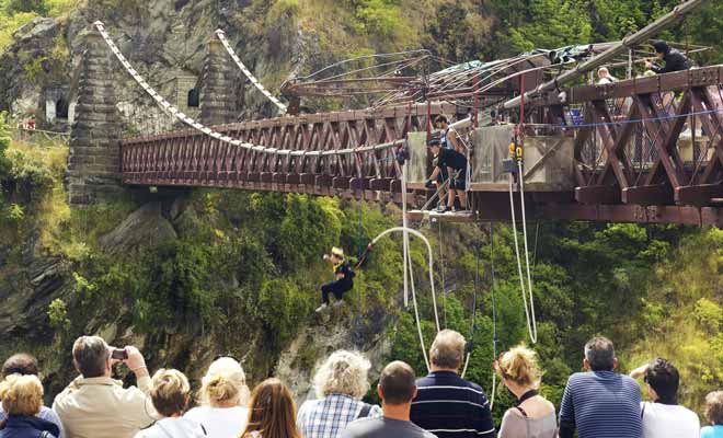 Il y a toujours du public pour regarder sauter les candidats du haut d'un pont. La plupart de ces spectateurs n'oseraient pas être à la place du courageux héros qui s'élance.