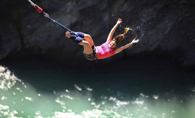 De tous les points de saut, ceux qui se situent au-dessus d'une rivière sont très recherchés. Quitte à sauter dans le vide pour vaincre sa peur, autant le faire dans un cadre magnifique.