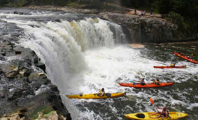 L'excursion en kayak jusqu'aux chutes de Haruru se déroule en présence d'un guide et il est même possible de venir à la nuit tombée lorsque les chutes sont illuminées.