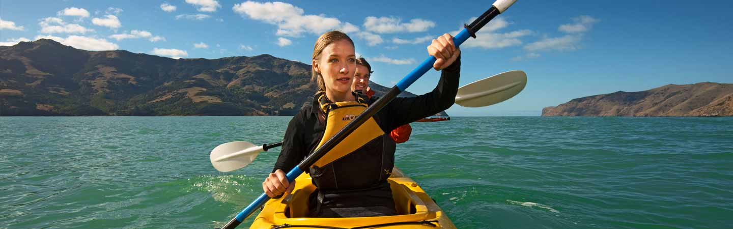 Jeune femme qui explore le parc d'Abel Tasman en kayak.