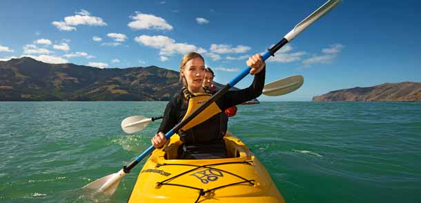 Jeune femme qui explore le parc d'Abel Tasman en kayak.