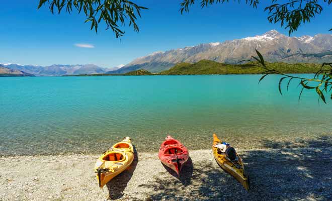 La réservation de certaines activités est indispensable durant la haute saison, notamment dans le parc national d'Abel Tasman où les excursions en kayak sont très populaires.